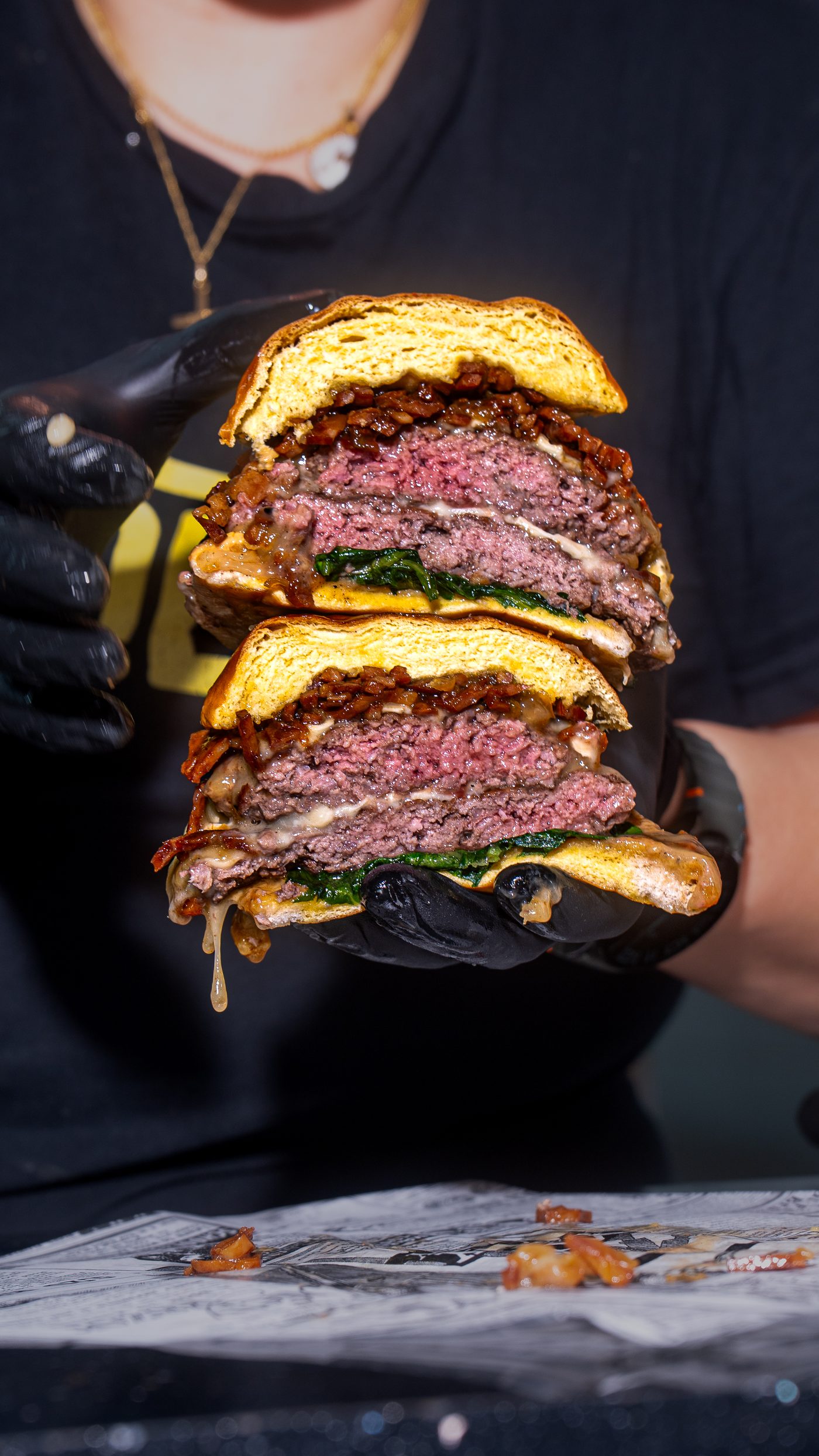 Corte de hamburguesa doble de Fames Burger Torrevieja