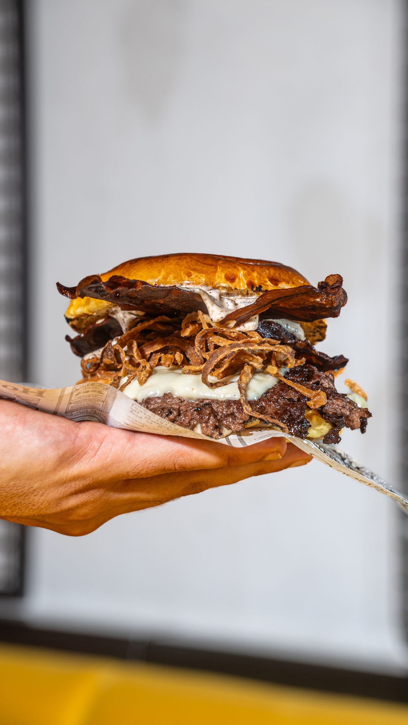 Hamburguesa con cebolla crujiente Fames Torrevieja